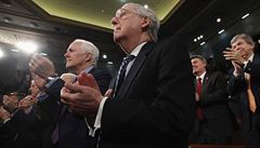 Jsi s Trumpem, nebo jsi zr�dce? Republik�ni se �t�p� na dva t�bory, star� r�ny se znovu otev�ely