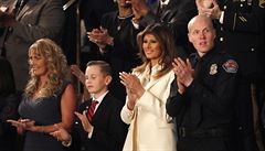 První dáma Melanie Trumpová bhem prezidentova proslovu. Po její pravé ruce...