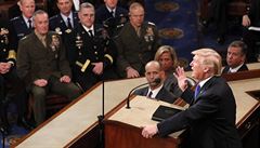 Vedení americké armády poslouchá projev prezidenta Trumpa.