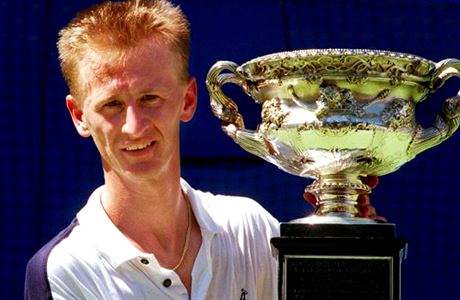 Petr Korda s trofejí z Australian Open 1998.