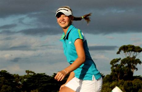 Jessica Kordová slaví triumf na golfovém turnaji „rodinným“ pokladem.