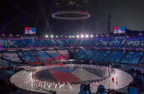 Slavnostní zahájení OH 2018: eská vlajka pi nástupu reprezentace na stadion.