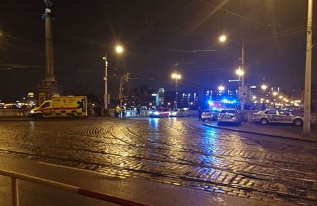 Policist zasahuj v Praze na echov most.