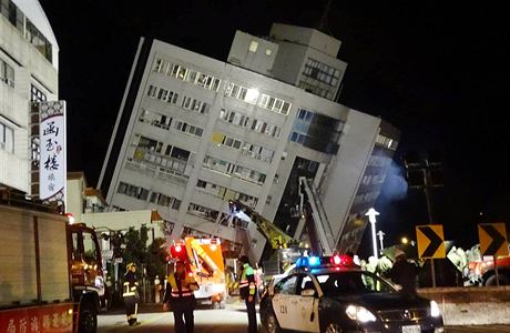 Policie u zemtesení v Tchaj-wanu, pi kterém padaly i budovy.