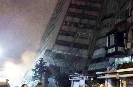 Lid pozorujc padajc budovu pi zemtesen v Tchaj-wanu.
