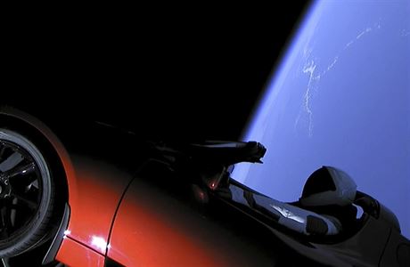 erven Tesla sportovn auto ve vesmru.