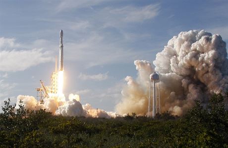 Raketa se skld z jdra (prvnho stupn) tvoenho standardn raketou Falcon 9...