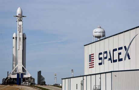 Falcon Heavy ped startem.