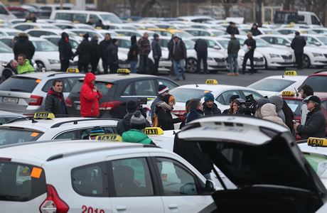 idii taxi u stávkovali masov proti Uberu, nyní se soudí s estonskou Taxify.