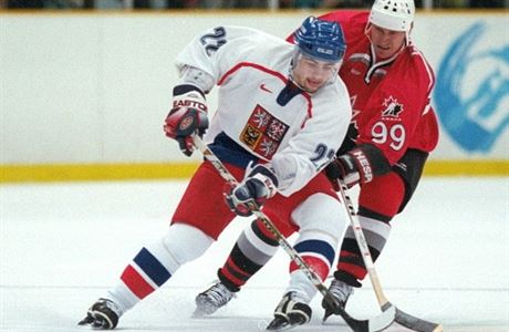David Moravec v souboji s Waynem Gretzkym.