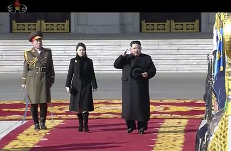 Kim ong-un se svou enou bhem zahjen vojensk pehldky.