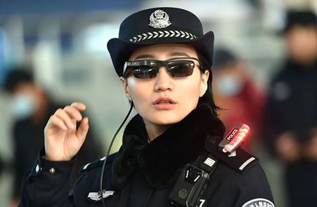 Čínský vládní list zveřejnil snímky, na nichž má policistka nasazené brýle s...
