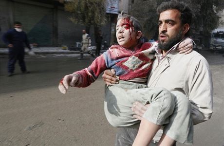 Válka v Aleppu. Mu odnáí do bezpeí zranného chlapce.