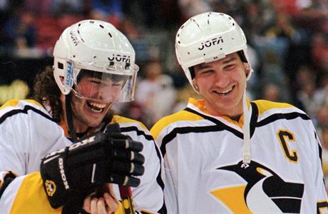 Jaromír Jágr a Mario Lemieux na fotografii z roku 1997 v dresu Pittsburghu.