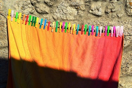 Na slunci prádlo rychle usychá, sluneční světlo však může způsobit jeho...