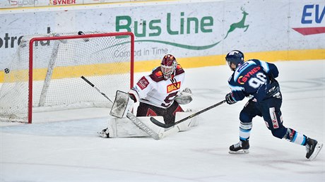 Bílí Tygi Liberec - HC Sparta Praha. Hostující branká Sami Tapani Aittokallio...