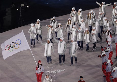 Slavnostní zahájení OH 2018: rutí sportovci pod olympijskou vlajkou.