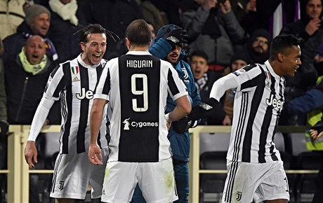 Fotbalisté Juventusu slaví branku do sít Fiorentiny.