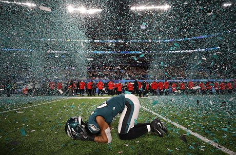 Patrick Robinson oslavuje historicky první vítězství Philadelphie Eagles v Super Bowlu.