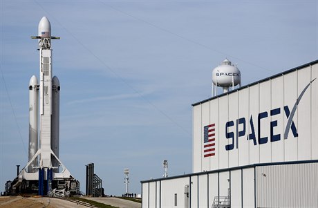 Falcon Heavy ped startem.