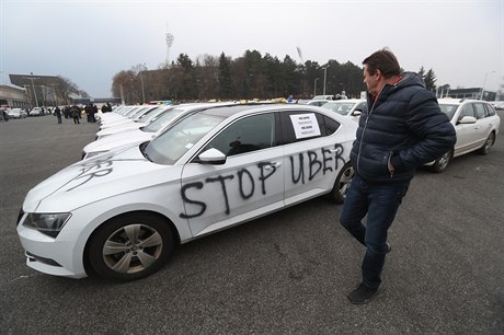 Nejsme teroristé, nejsme násilníci, STOP UBER, stojí na jednom z aut.