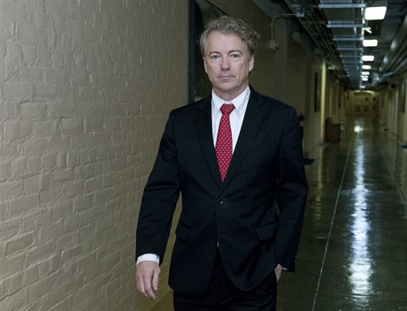 Americký senátor Rand Paul zadrhl hlasování, kdy ádal o zasteení státního...