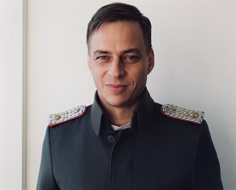 Tom Wlaschiha jako pruský dstojník Gerhard. Film Ve válce i v lásce I Krig &...