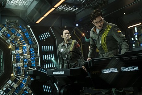 Daniel Brühl a Ziyi Zhangová. Cloverfield Paradox (2018) není píli povedený...