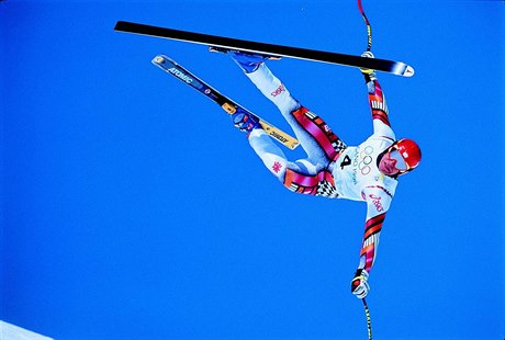 Hermann Maier letí vzduchem bhem íleného pádu na olympijských hrách v Naganu...