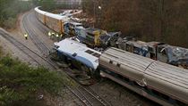 Stet soupravy Amtrak s nkladnm vlakem v Jin Karoln.