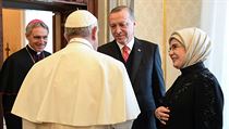 Papež František se zdraví s tureckým prezidentem Erdoganem.
