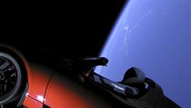 Červené Tesla sportovní auto ve vesmíru.