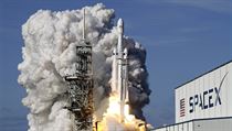 Nejsilnj raketa svta Falcon Heavy s autem Tesla na palub.