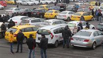 Pten taxiksk demonstrace proti slub Uber.