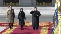 Kim ong-un se svou enou bhem zahjen vojensk pehldky.