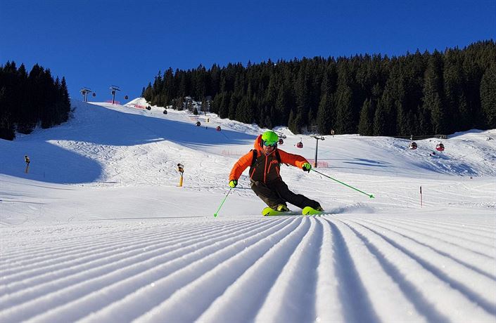 Týdenní lyžařský kurz pro děti za 100 eur a sněžnice za úplňku. Ski Amadé  láká rodiny na zimní dovolenou | Zajímavosti | Lidovky.cz