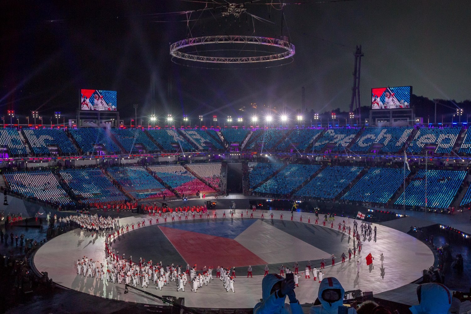 Slavnostní zahájení OH 2018: �eská vlajka p�i nástupu reprezentace na stadion.