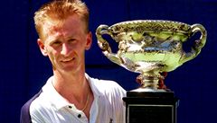Petr Korda s trofejí z Australian Open 1998.