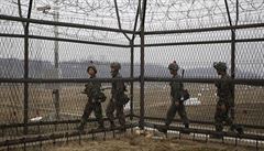 Severokorejský atlet přeskočil třímetrový ostnatý plot a utekl do Jižní Koreje. Nezastavili ho vojáci ani miny