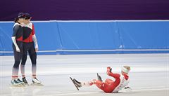 Martina Sáblíková a Nikola Zdráhalová se nechávají fotit polskou závodnicí...