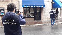 Italský policista si fotí místo stelby.