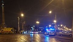 Policisté zasahují v Praze na echov most.