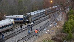 Stet soupravy Amtrak s nákladním vlakem v Jiní Karolín.