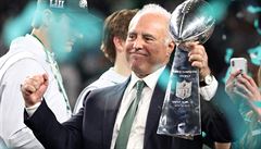 Jeffrey Lurie, majitel týmu z Philadelphie, se z trofeje radoval pímo na...