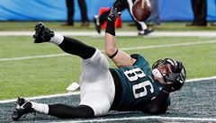 Zach Ertz chytá mí.