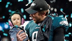 Nick Foles své dcei pi oslavách radji nasadil protihluková sluchátka.