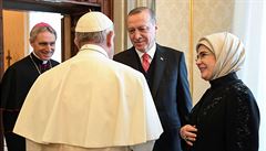 Pape Frantiek se zdraví s tureckým prezidentem Erdoganem.