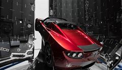 ervený Tesla Roadster pi píprav ped vyputním SpaceX Falcon Heavy rocket.