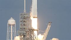 A SpaceX Falcon Heavy rocket pi odpalu.