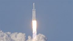 SpaceX Falcon Heavy rocket vzlétající z Kennedy Space Center.